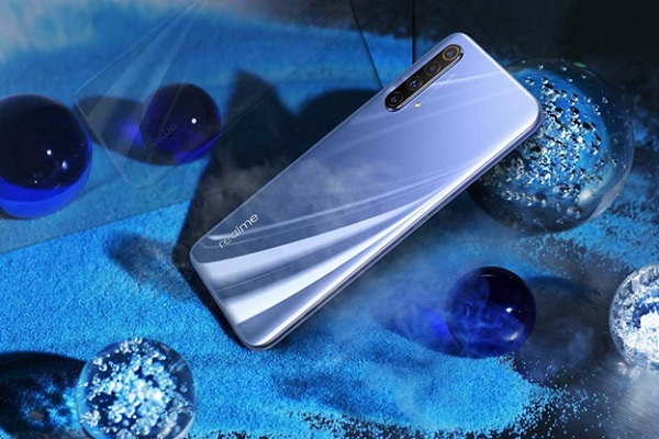 Mặt sau sử dụng hiệu ứng chuyển màu bắt mắt