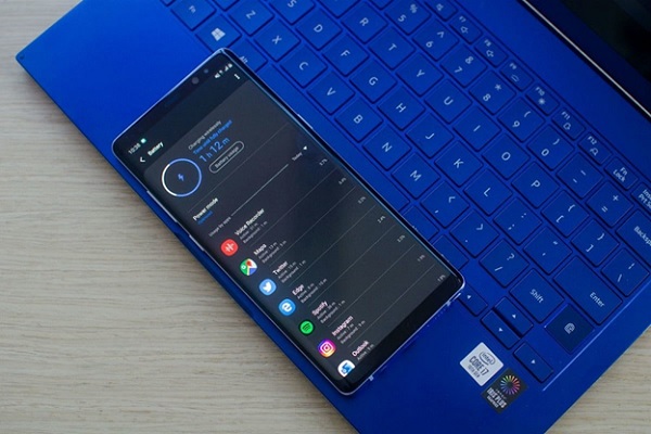 Book Flex có khả năng sạc ngược cho điện thoại