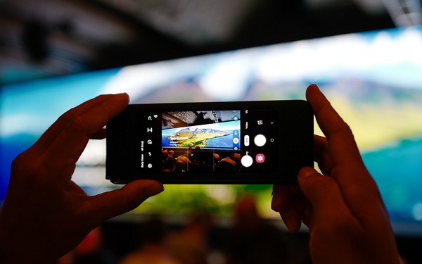 Trên tay Galaxy Fold mang lại cảm giác thoải mái, dễ chịu để thao tác chụp ảnh