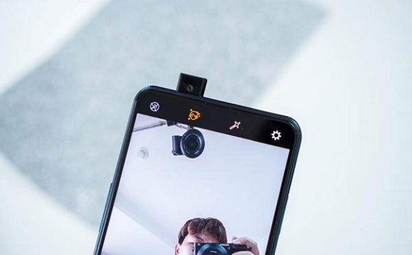 Tích hợp camera pop-up 16MP ấn tượng, đặt nằm nghiêng bên trái ở cạnh trên, kích thước camera khá nhỏ và tương đồng với những chiếc smartphone sở hữu camera “thò thụt” tương tự