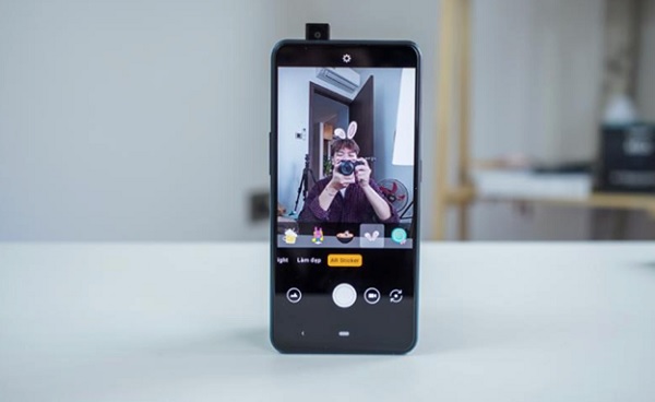 Tính năng AR Sticker tích hợp trên camera selfie, giúp người dùng tự sướng không cần tải ứng dụng chụp ảnh sticker