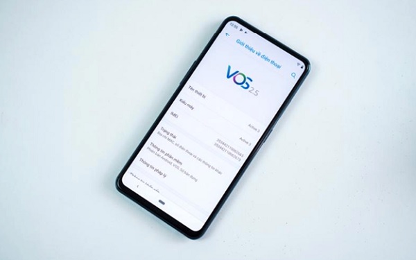 Vsmart Active 3 chạy nền tảng Android 9 và giao diện VOS 2.5, đặc biệt tích hợp sẵn 2 tính năng độc quyền là Vcall và Vmessage