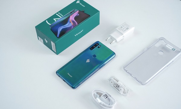 Trọn bộ sản phẩm Vsmart Active 3 với máy điện thoại và phụ kiện: ốp lưng silicon, que chọc sim, củ sạc nhanh 18W, cáp USB-C và tai nghe 3.5mm