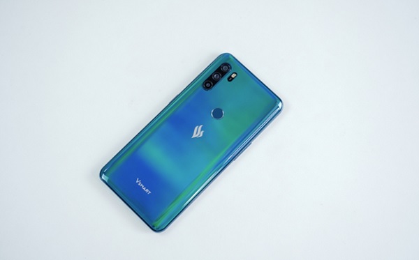 Vsmart Active 3 phiên bản màu Xanh lục đẹp mắt, hiệu ứng chuyển màu dưới những góc nhìn khác nhau. Quan sát kỹ có thể nhìn thấy vệt 7 màu “vi diệu”