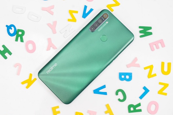 Máy được trang bị viên pin siêu khủng 5.000mAh