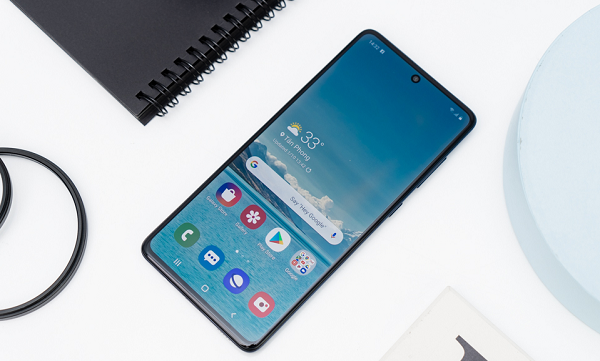 Màn hình tràn viền Infinity-O 6.7 inch