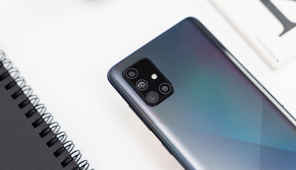 Cụm 4 camera sau hình chữ nhật