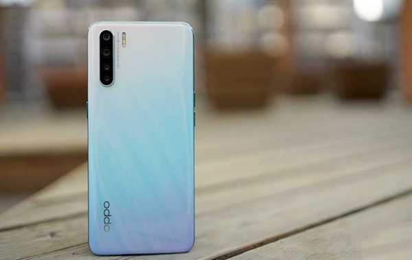 Hiệu ứng gradient đẹp mắt, thiết kế camera xếp hàng dọc tinh tế