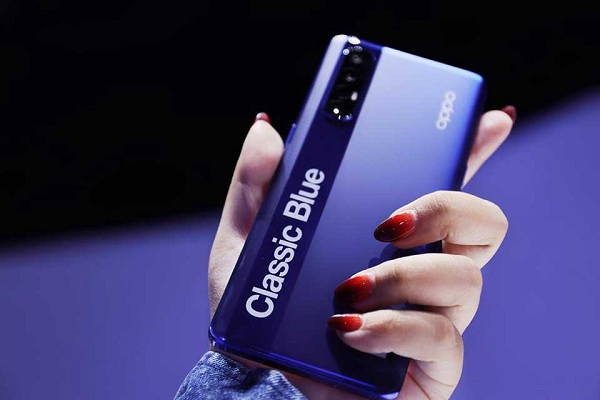 Mặt sau được làm từ kính và hoàn thiện dưới dạng mờ kết hợp thêm màu Classic Blue