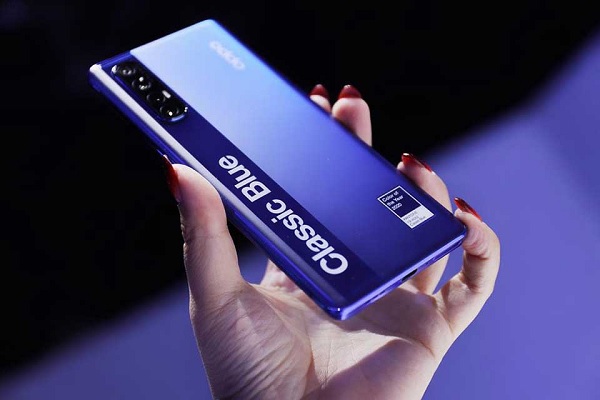 Mặt sau của Reno3 Pro Pantone 2020 làm từ kính mờ và có cấu tạo 2 phần khác nhau rõ rệt. Một dải màu xanh đậm chạy dọc theo cụm camera có kết cấu khác với phần còn lại. Và chính thay đổi nhỏ này đã tăng thêm vẻ đẹp độc đáo cho bản Pantone 2020 và không phá vỡ đi sự cân bằng trong thiết kế