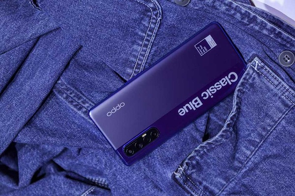 Giống như bản tiêu chuẩn Reno3 Pro, máy sử dụng màn hình OLED rộng 6,5 inch, độ phân giải full HD+ tần số quét 90Hz và có cảm biến bên trong màn hình. Camera selfie được đặt trong lỗ đục nhỏ bên góc trái màn hình. Viền bezel rất mỏng nên màn hình chiếm tới 92,1% toàn bộ mặt trước
