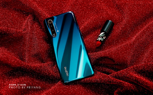 Mặt sau được thế kế rất ấn tượng