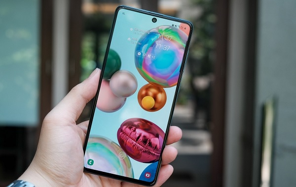 Mặc dù màn hình khá lớn nhưng A71 chỉ nặng 179 gram và có kích thước 163.6 x 76 x 7.7mm. Nhưng với các bạn tay nhỏ sẽ gặp 1 chút khó khăn khi dùng 1 tay, đặc biệt là vuốt lên phần trên cao của màn hình
