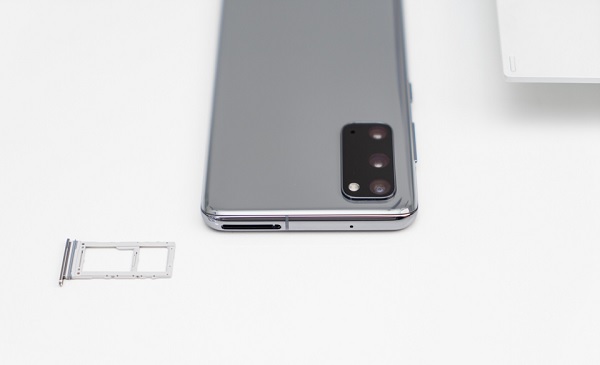Cạnh trên gồm mic thoại và khe cắm sim