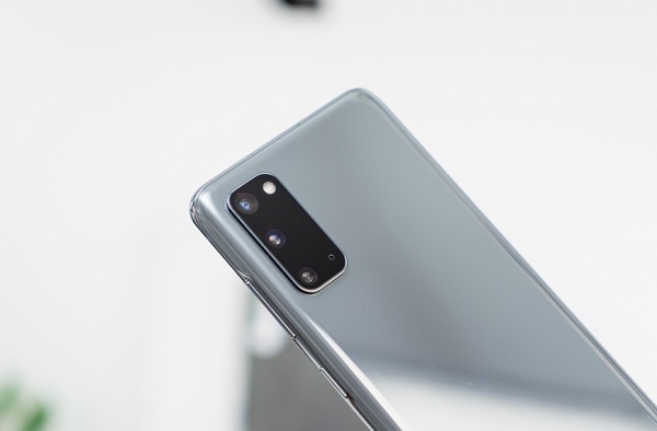 Cụm camera phía sau với 3 cảm biến