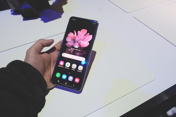 Khi mở ra với kích thước 6.7 inch tương tự các mẫu smartphone hiện nay