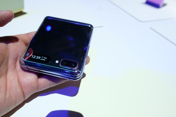 Màn hình phụ bên ngoài được đặt cạnh cụm camerta kép có chức năng hiển thị các thông báo