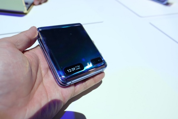 Galaxy Z Flip sau khi gập lại rất nhỏ gọn