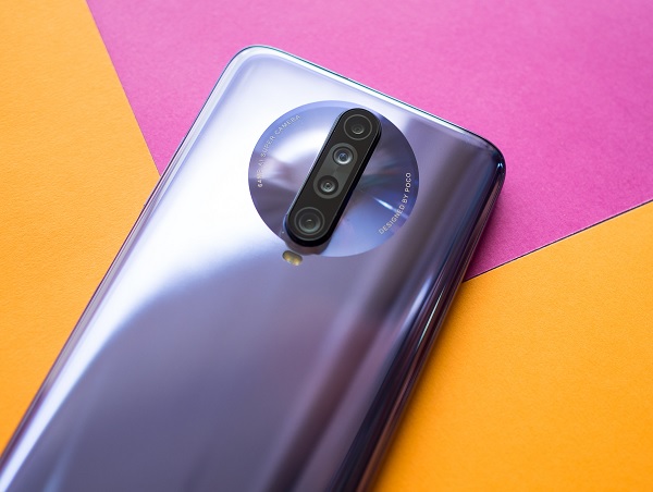 Cụm camera nổi bật trông khá giống với khe rút tiền