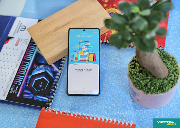 Galaxy A71 là phiên bản nâng cấp toàn diện so với dòng tiền nhiệm A70, mang lại trải nghiệm vượt trội hơn hẳn các mẫu smartphone khác, đồng thời còn giúp người dùng nhận hàng loạt ưu đãi giá trị cao từ Quà tặng Galaxy - ứng dụng độc quyền của Samsung