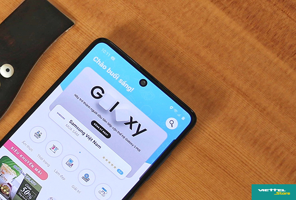Galaxy A71 hướng đến người dùng trẻ, đặc biệt phái nữ nhờ khả năng chụp ảnh selfie rất đẹp bởi camera selfie lên đến 32MP, kết hợp chế độ làm đẹp tối ưu