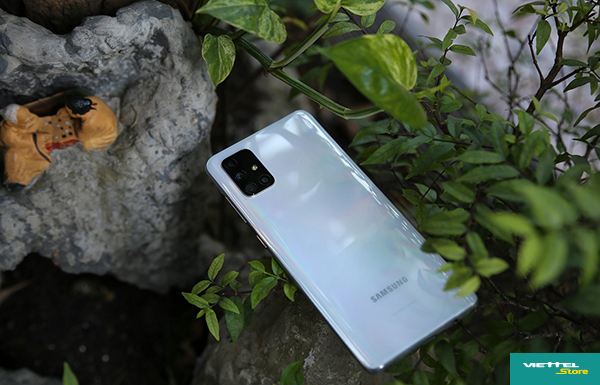 Về hệ thống 4 camera sau, Galaxy A71 có ống kính chính 64MP với khẩu độ lớn f/1.8; ống kính góc siêu rộng 12MP lên đến 123 độ; cảm biến đo độ sâu 5MP hỗ trợ xóa phông; ống kính Macro 5MP chuyên chụp cận cảnh