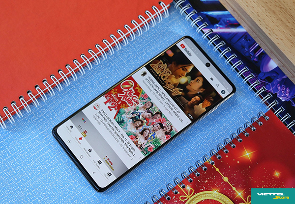 Nhờ màn hình công nghệ Super AMOLED với kích thước gần tương đương máy tính bảng, Galaxy A71 cho trải nghiệm xem phim và chơi game đều tuyệt vời hơn các mẫu smartphone khác
