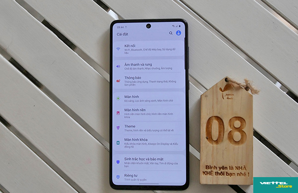 Galaxy A71 cho phép ẩn thanh điều hướng, thao tác bằng cử chỉ nhằm giúp màn hình hiển thị nội dung tối đa