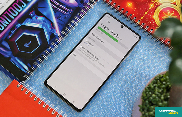 Galaxy A71 cho phép người dùng chơi game, xem phim, lướt web suốt cả ngày dài nhờ viên pin lớn và công nghệ sạc nhanh siêu tốc