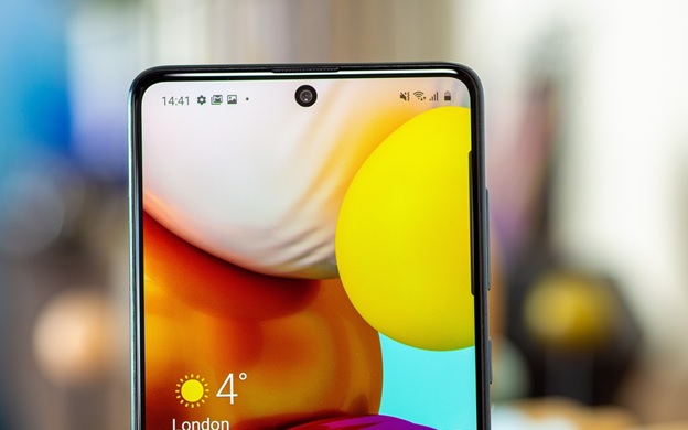 Galaxy A71 thực sự rất mỏng và nhẹ dù sở hữu màn hình khá lớn