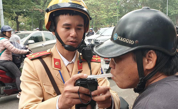 Thổi nồng độ cồn là nỗi ám ảnh của nhiều người lái xe sau khi uống rượu bia.
