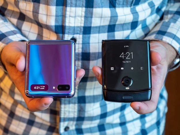 Mặt ngoài của 2 thiết bị. Motorola Razr có màn hình phụ lớn hơn, Galaxy Z Flip có nhiều camera hơn