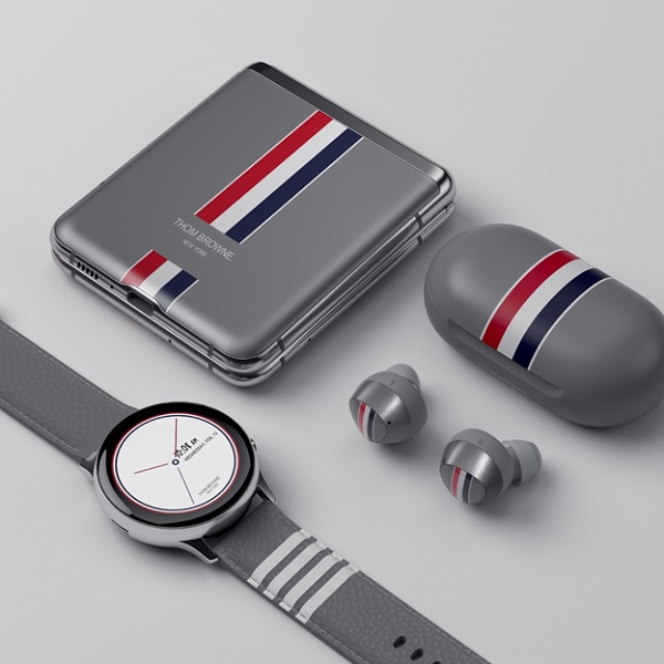 Đồng hồ, tai nghe và Galaxy Z Flip được thiết kế theo phong cách của Thom Browne