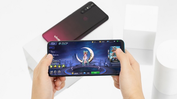 Chơi game thoải mái trên màn hình rộng vivo V15