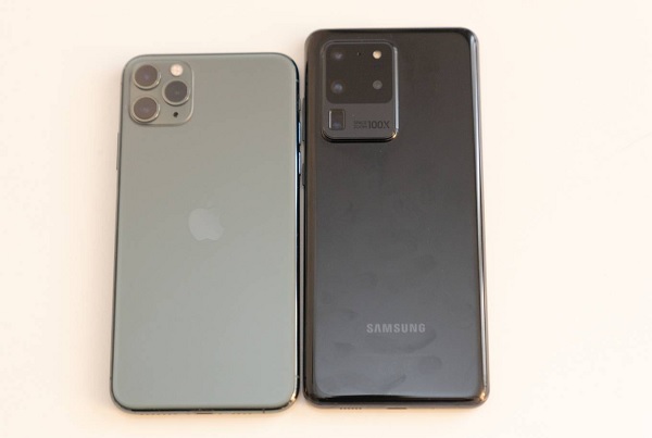Mặt lưng bóng bẩy của Galaxy S20 Ultra lại dễ bám vân tay