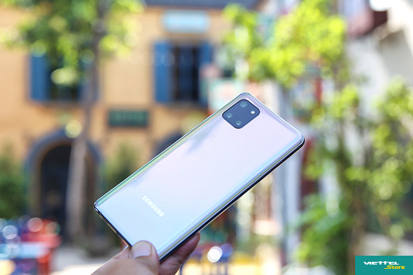 Ngoài hiệu ứng lấp lánh màu sắc trẻ trung, Galaxy Note 10 Lite còn tạo ấn tượng với những người dùng yêu thích chụp ảnh bằng cụm camera sau vuông