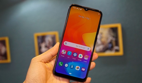 Màn hình 6.5inch thiết kế notch "giọt nước", viền dưới khá dày, độ phân giải HD+