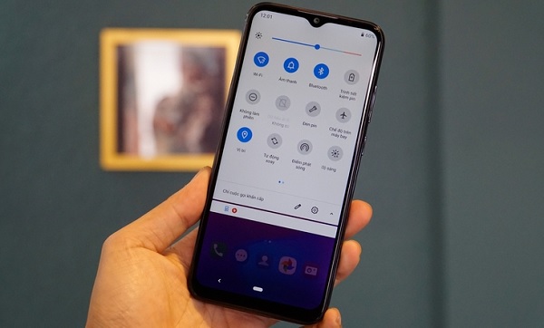 Về cấu hình, máy được trang bị chip Snapdragon 632 khá mạnh mẽ, kết hợp 2 / 3GB RAM + 32 GB ROM, trải nghiệm game ở mức đồ họa tầm trung
