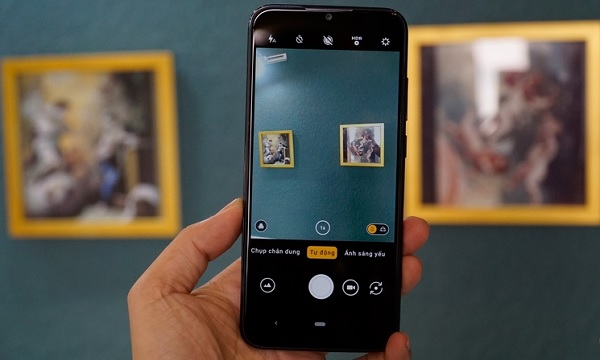 Vsmart Joy 3 sở hữu 3 camera bao gồm 13 MP + 8 MP + 2 MP cũng hỗ trợ chế độ cốt lõi là chụp xóa phông và góc rộng. Trong khi đó, camera selfie có độ phân giải 8 MP cũng tích hợp AI và hiệu ứng AR Stickers