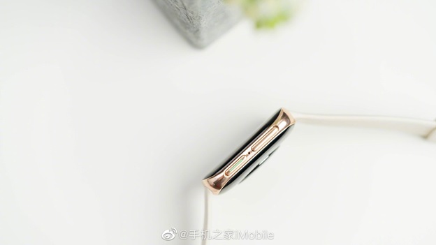 Điểm khác biệt lớn nhất trên OPPO Watch là không có nút cuộn Digital Crown giống như thiết kế của Apple mà thay vào đó là 2 nút bấm