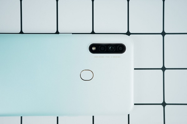 Cụm camera này bao gồm 1 camera chính 13MP, 1 camera macro 2MP và 1 camera đo chiều sâu 2MP