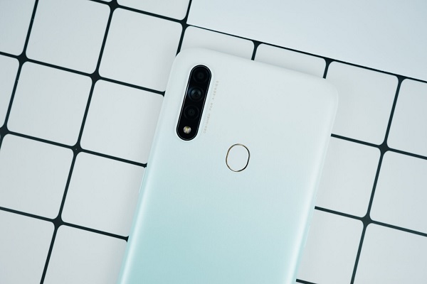 Chạy dọc theo cụm camera là dòng chữ “DESIGNED FOR A-SERIES”, cho thấy OPPO đã tập trung đầu tư vào smartphone này