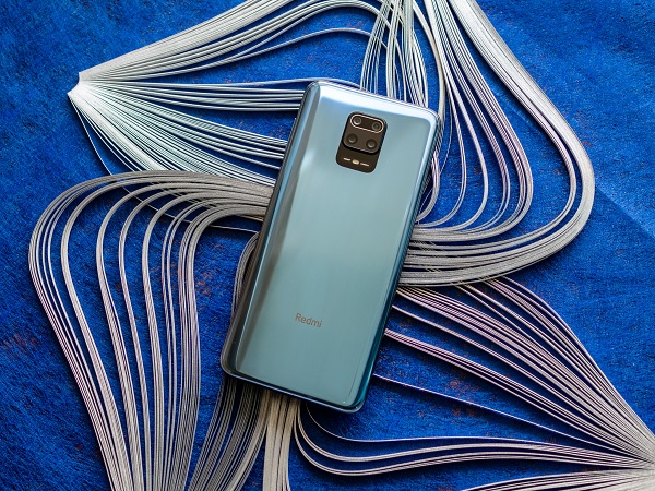 Redmi Note 9 Pro sở hữu mặt lưng kính cong 3D, cụm camera bao gồm 4 ống kính được đưa vào chính giữa và đặt trong một khung vuông