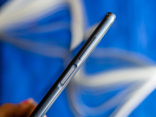 Redmi Note 9 Pro sử dụng cảm biến vân tay ở cạnh bên, thay vì đặt ở mặt lưng hay tích hợp vào trong màn hình