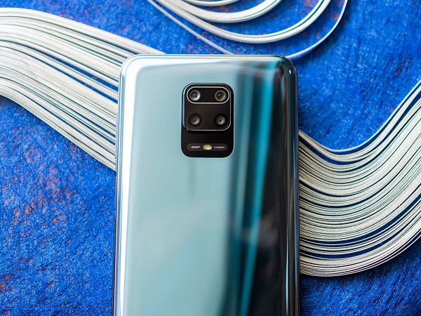 Cận cảnh Redmi Note 9 Pro với cụm 4 camera lạ mắt, bao gồm cảm biến chính 48MP, cảm biến góc siêu rộng 8MP với góc nhìn 119 độ, cảm biến chiều sâu 2MP và ống kính macro 5MP