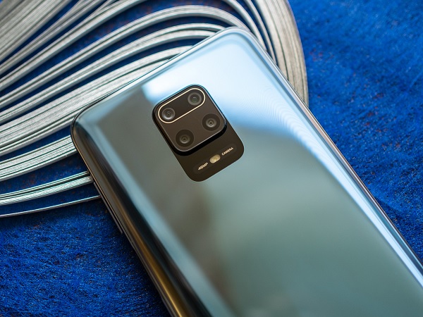 Bên dưới là đèn flash led đi kèm dòng chữ 48MP Camera