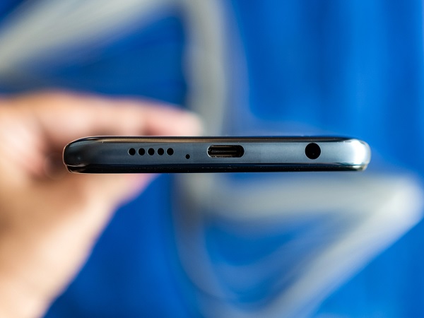Bên trong, sức mạnh xử lý của máy được cung cấp bởi con chip Snapdragon 720G, đi kèm dung lượng RAM 4GB/6GB, bộ nhớ trong 64GB/128GB
