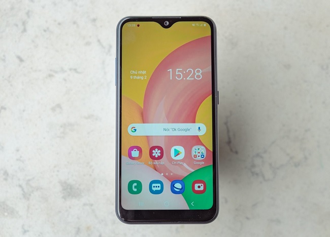 Galaxy A01 chạy trên hệ điều hành Android 10
