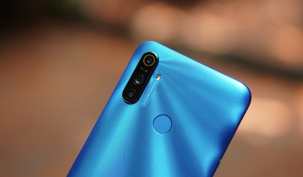 Thiết lập cụm 3 camera xếp thẳng hàng, bao gồm cả camera marco nâng cao trải nghiệm nhiếp ảnh