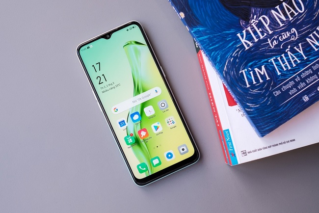 Màn hình OPPO A31 được thiết kế theo kiểu màn giọt nước, các cạnh vẫn còn khá dày nhưng điều này dễ hiểu vì máy chỉ thuộc phân khúc giá rẻ